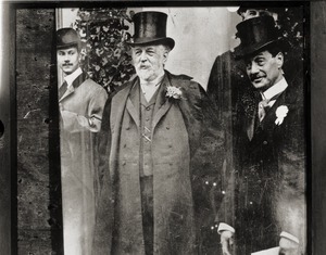 Lionel Walter Rothschild, Baron Rothschild (center)