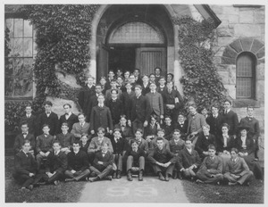 Members of the class of 1905 standing and sitting in front of Old Chapel