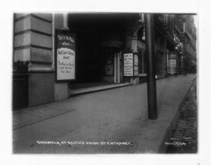 Sidewalk at Keith's, 547 Washington St. entrance, Boston, Mass., November 13, 1904