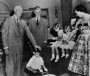 Dwight Eisenhower and Leverett Saltonstall and Eisenhower's family (David Eisenhower, Barbara Ann Eisenhower, Susan Eisenhower and Mamie Eisenhower)