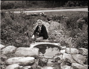 Dorothy Canfield Fisher: Fisher and her cat, seated by water feature in her garden