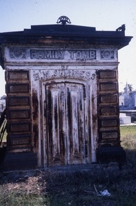 Cypress Grove Cemetery (New Orleans, La.): Family tomb