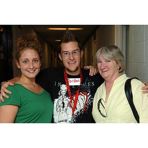 Jordan Munson poses with two women during move-in