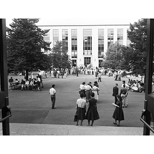 Students in the quad during freshman orientation