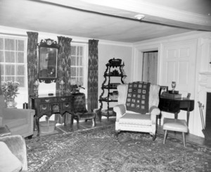 Interior view of first floor middle room facing south, Pierce House, Dorchester, Mass.