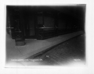 Sidewalk north side Thompson's Spa, 219 Washington St., Boston, Mass., March 10, 1907
