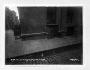 Sidewalk south side Old State House, Washington Street, Boston, Mass., March 10, 1907