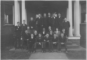 Class of 1907 in front of the veterinary science building