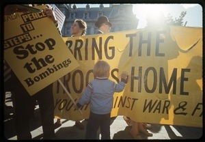 Anti-Vietnam war protesters with banner 'Bring the troops home now': Washington Vietnam March for Peace