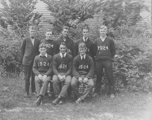Class of 1924 members pose outdoors