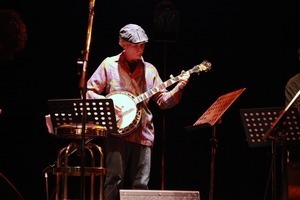 Bill Keith playing banjo during Jim Kweskin Jug Band 50th anniversary tour of Japan