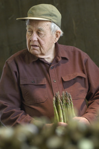 Hibbard Farm: Wallace Hibbard with asparagus