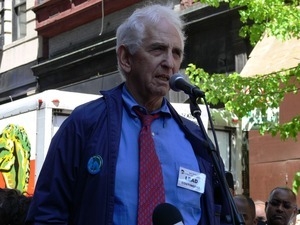 Daniel Ellsberg addressing the crowd during the march opposing the War in Iraq