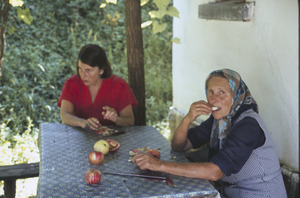 Eating apples in Orašac