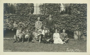Members of the class of 1905 in front of Old Chapel