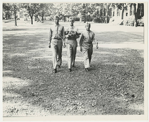 Army Air Corps soldiers carrying a flag (July 1943)