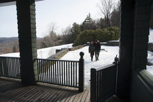 Couple walking through the snow toward the porch at Naulakha, Rudyard Kipling's home from 1893-1896