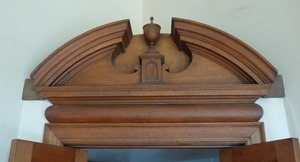 Munson Memorial Library: detail of the pediment above the entrance to the auditorium