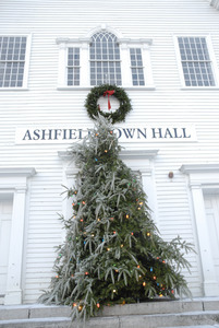 Christmas tree and wreath in front of Ashfield town halls