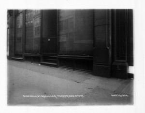 Sidewalk at Macullar, Parker Co.'s store, 400 Washington St., Boston, Mass., November 13, 1904