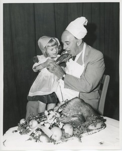 Jay O'Brien and little girl eating turkey leg