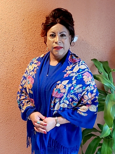 A Photograph of Elia Chinò in a Blue Outfit