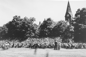 Commencement crowd on lawn