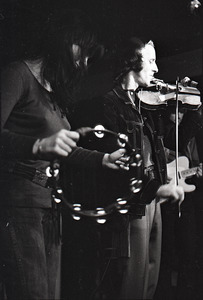 Linda Ronstadt at Paul's Mall: Ronstadt performing with Gib Guilbeau on fiddle