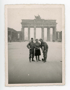 American and Russian soldiers at Brandenburg Gate