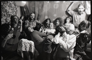 Holy Modal Rounders at home: from left, Robin Remaily, Richard North, Ted Deane, Peter Stampfel, Richard Tyler, Steve Weber (in front), Dave Reisch, four unidentified women, and a black dog