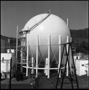 Yankee Atomic: view of the spherical containment building