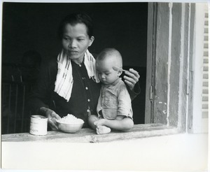 Dinnertime for a mother and child at the province hospital
