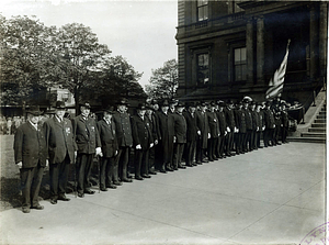 Civil War veterans in Lane of Honor for European War Draft Divisions, City Hall, May 10, 1918