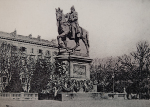 Postcard view of a public statue of a soldier on a horse adorned with wreathes, Metz