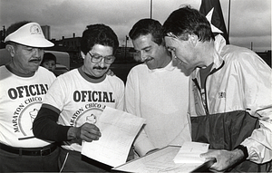 Police Commissioner Francis M. "Mickey" Roache holding a certificate of recognition with Jorge Rivera Ortiz and two unidentified 1986 Chico Muñoz Marathon officials