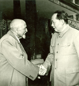 Mao Tse-tung welcoming W. E. B. Du Bois at his villa in south central China, 1959