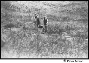 Elliot Blinder and Nancy Hazen walking through a field, Tree Frog Farm commune