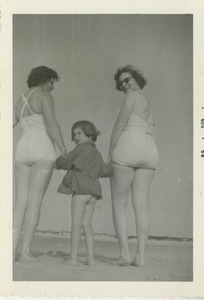 Bernice Kahn and her daughter Sharon at the beach