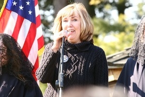 Unidentified speaker at the microphone: rally and march against the Iraq War