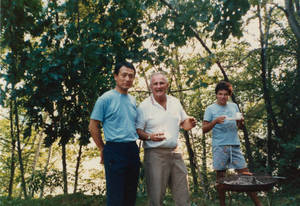 Professor Mizutani and Professor Smith enjoying a barbecue