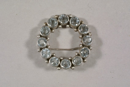 Circle brooch