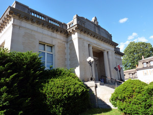 Wheeler Memorial Library, Orange, Mass.: front entrance, view looking upward