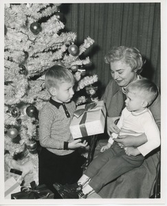 Frances Bean and children with Christmas tree