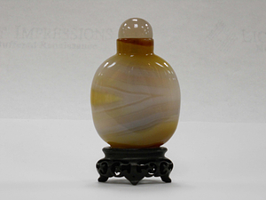 Banded agate snuff bottle with agate stopper, circa 18th century