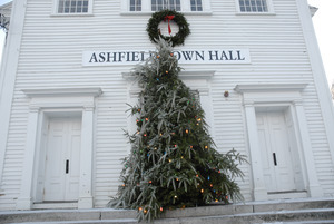 Christmas tree and wreath in front of Ashfield town halls