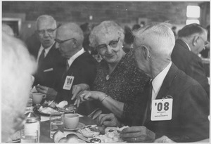 Class of 1908 alumni dine during a reunion