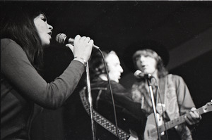 Linda Ronstadt at Paul's Mall: Ronstadt performing with Gib Guilbeau (l) and John Beland