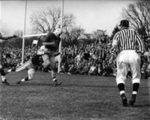 Dan Fanning makes touchdown, 1957
