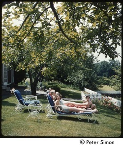 Carly Simon with friends in lounge chairs