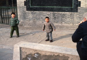Kindergarteners fooling around (Peking)